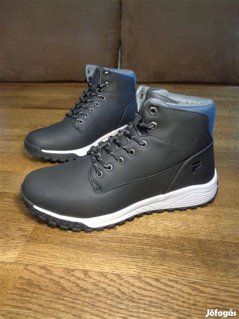 magas szárú sneaker szűk farmerrel