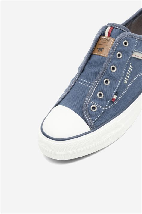 vászoncipő farmerrel