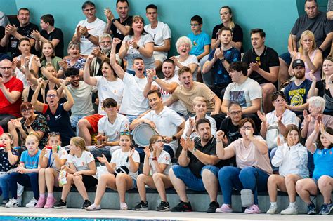 A Dunaújvárosi Központi Sportegyesület sportolói egy csapatrendezvényen
