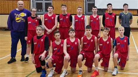 Beszterce KK U15 csapat bemelegítés közben