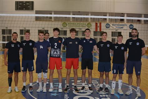 Fiatal röplabdázók edzésen a Kecskeméti Sportiskolában