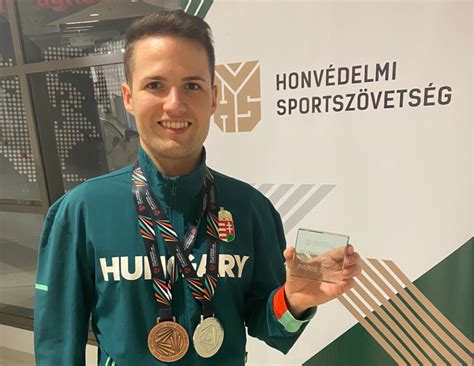 Sportlövő versenyzők érmekkel