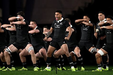 az új-zélandi All Blacks csapat hakát táncol