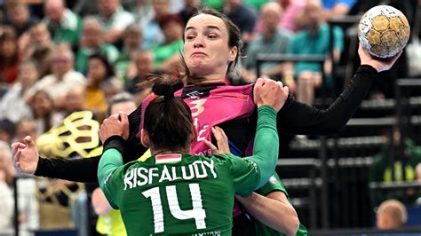 Anna Vjahireva kézilabdázik