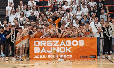 2023-as fiú serdülő kosárlabda bajnokság döntőjének pillanatai és ünneplés