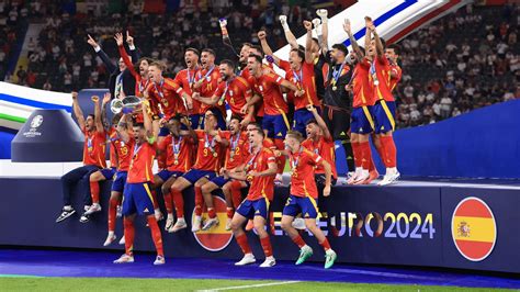 Magyarország és Spanyolország zászlói a Real Madrid címerével