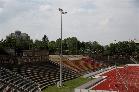 A szigetszentmiklósi stadion építési fázisai és a félkész főlelátó