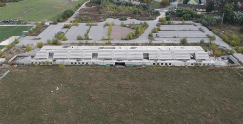 A szigetszentmiklósi stadion parkolója, illegális hulladéklerakóvá változva
