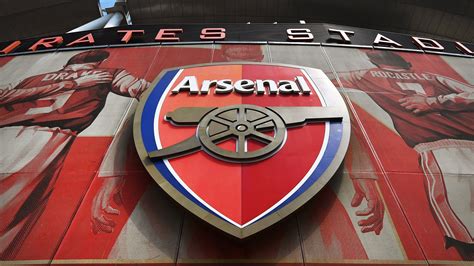 Az Arsenal FC emblémája és trófeái