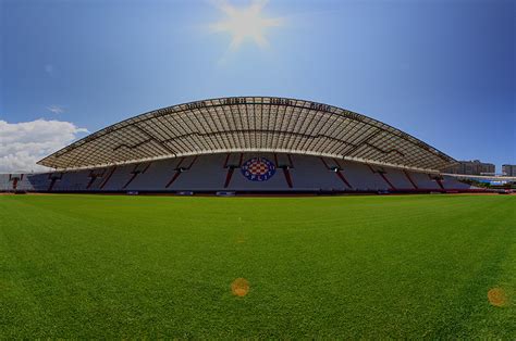 A Poljud Stadion látképe és a bejárat a Hajduk logóval