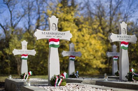 Emlékmű a hősi halott Torcida tagoknak az Északi Lelátó bejáratánál