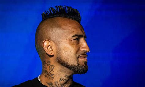 Arturo Vidal jellegzetes harciasan a labdáért küzd