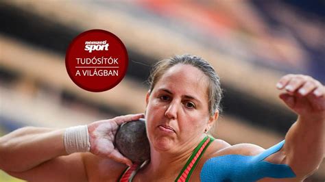 Súlylökő atléta akcióban