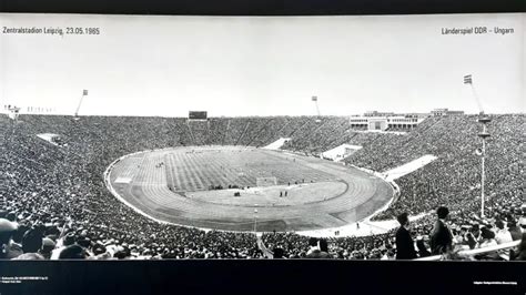 A stadion régi, elhanyagolt állapotát bemutató archív fotó