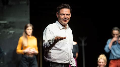 Oidipusz a kortárs politikában: kampányiroda a színpadon