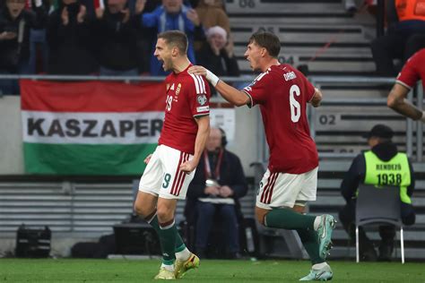 Lengyelország válogatott játékosai ünneplik a gólt