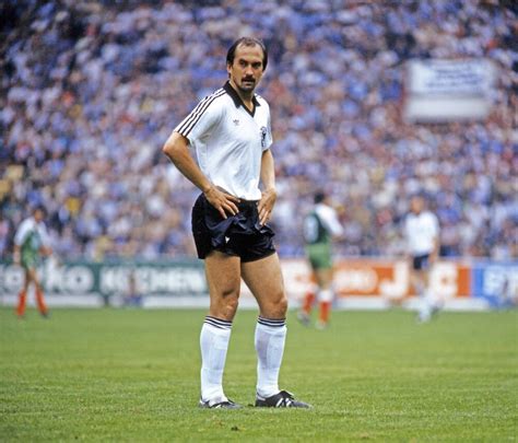 Uli Stielike (balra) a kihagyott tizenegyes után zokog