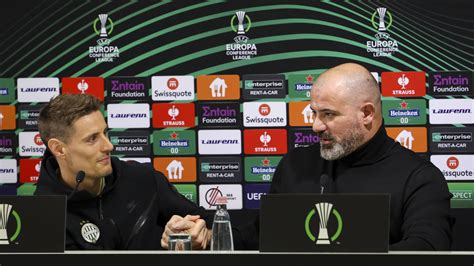 Edzők egy képzésen, UEFA licencet ábrázoló logóval