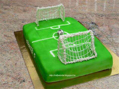 Kész focipálya torta mini focikapukkal