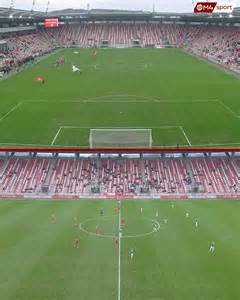 Üres lelátók egy stadionban fegyelmi büntetés után