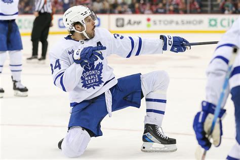 Auston Matthews a jégen akció közben