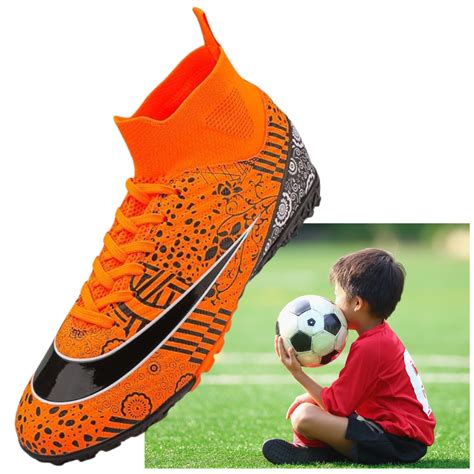 Foci cipők különböző típusú talpakkal