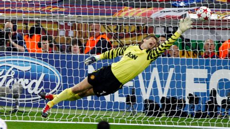 Edwin van der Sar egy mérkőzésen, akció közben