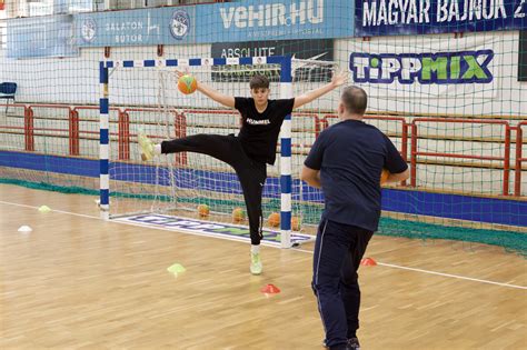 kézilabdakapus védőmozgás közben