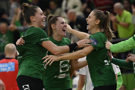 A Ferencvárosi TC női kézilabdacsapata KEK-győzelme után