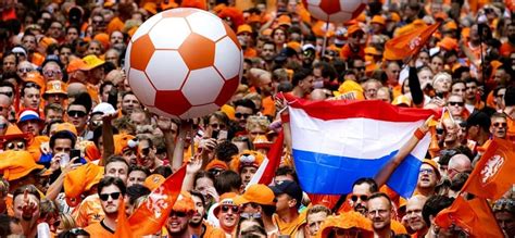 Német és holland labdarúgó szurkolók