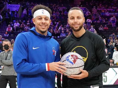 Stephen Curry triplavonalon túli dobása