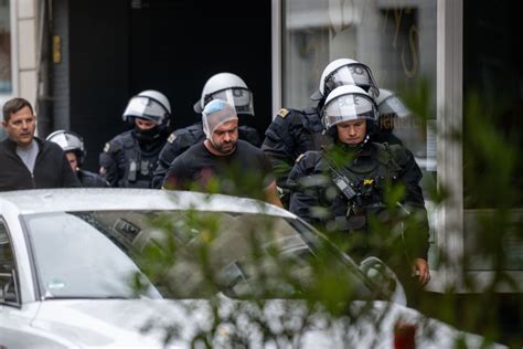 Sebesült angol szurkolót ápolnak francia rohamrendőrök Marseille-ben
