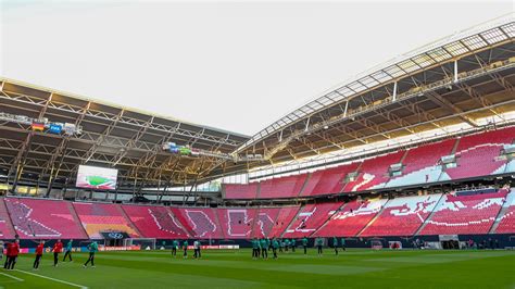 Labdarúgó stadion telt ház előtt