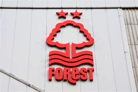 Nottingham Forest játékosok védekezés közben