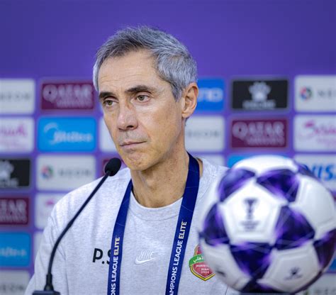 Paulo Sousa edzői utasításokat ad