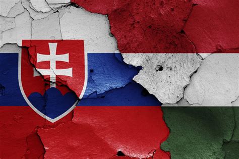 Magyar és albán zászlók egymás mellett
