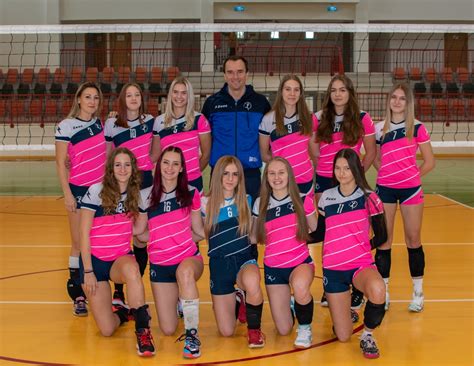 A Szolnoki Röplabda Klub logója és játékosai