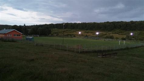 Futballpálya reflektorfényben egy esti meccsen
