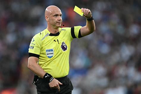 Anthony Taylor játékvezető FIFA-jelvénnyel