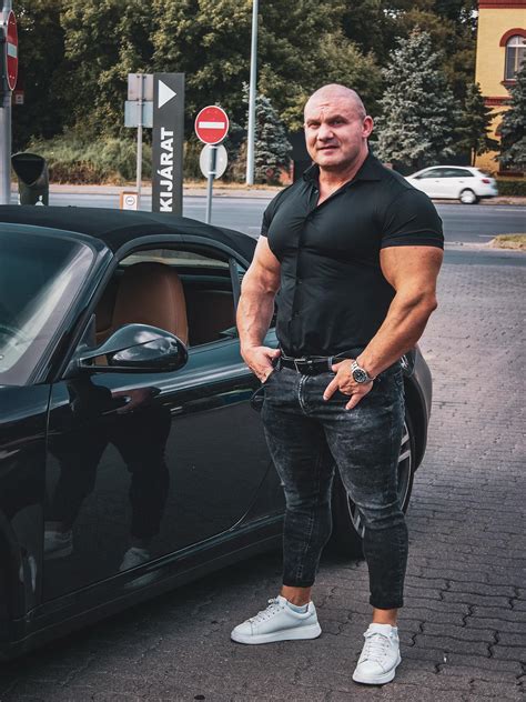 Kökény Béla versenyzői portréja vagy edzés közbeni fotó