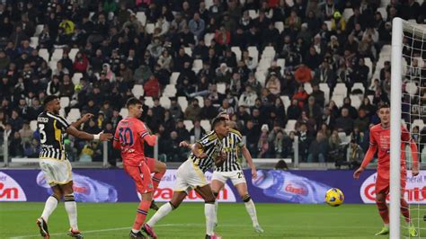 Juventus és Cagliari játékosai a pályán a mérkőzés előtt