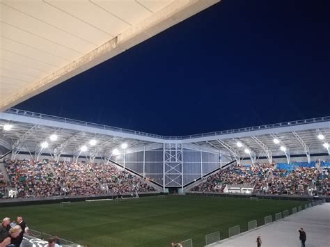 Teljesen megtelt stadion lelkes szurkolókkal