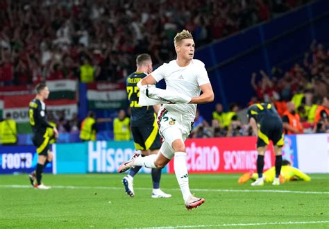 Csoboth Kevin győztes góljának ünneplése a Skócia ellen