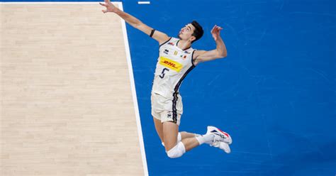 Alessandro Michieletto akció közben egy röplabda mérkőzésen