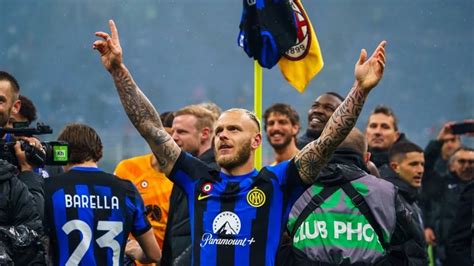 Futballszurkolók ünneplés közben