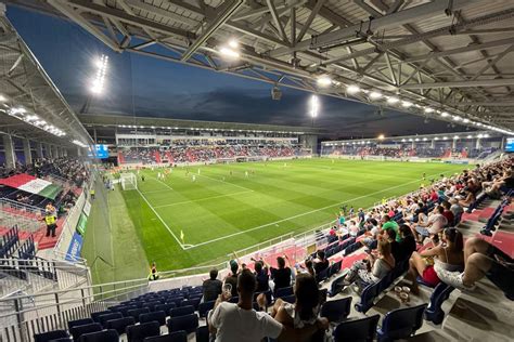 Az Illovszky Rudolf Stadion modern épülete esti fényben