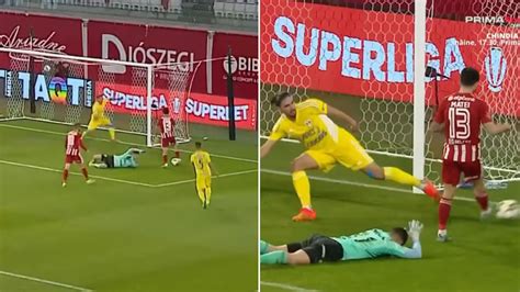 Kapus felugrás közben labdát hárít