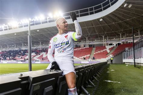 Futballszurkolók a stadionban, örömteli pillanatok