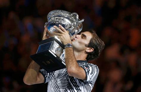 Roger Federer a 2018-as Australian Open trófeával