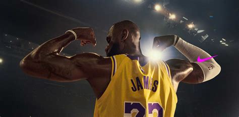 LeBron James piros Nike kosárlabda cipőben